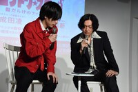 LINE LIVEのコメントを読みながらトークする成田凌（左）と井浦新（右）。