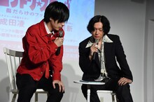 LINE LIVEのコメントを読みながらトークする成田凌（左）と井浦新（右）。