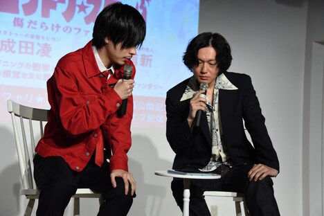 LINE LIVEのコメントを読みながらトークする成田凌（左）と井浦新（右）。