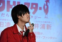 質問の答えを考え込む成田凌。