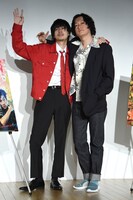 左から成田凌、井浦新。