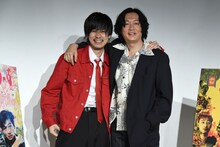 左から成田凌、井浦新。