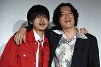 左から成田凌、井浦新。