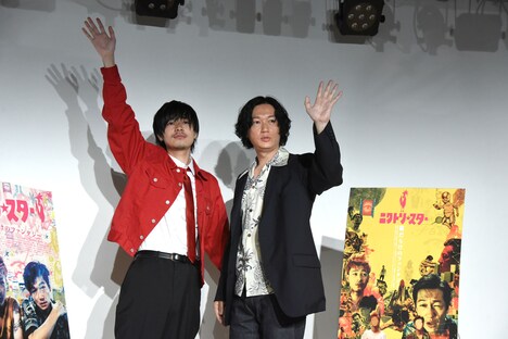 左から成田凌、井浦新。