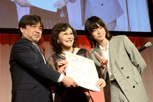 左から岸善幸、理事長の襟川恵子、菅田将暉。