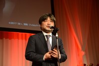 スピーチをする岸善幸。