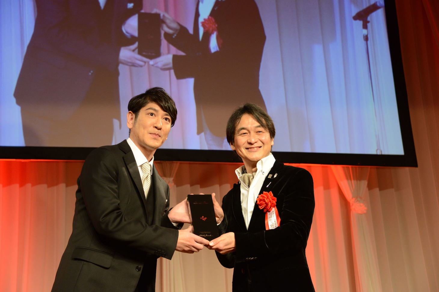 賞を受け取るココリコ田中（左）。