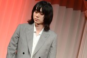 登壇する菅田将暉。