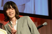 カメラに向けポーズを取る菅田将暉。