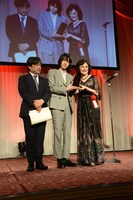 左から岸善幸、菅田将暉、理事長の襟川恵子。