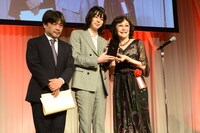 左から岸善幸、菅田将暉、理事長の襟川恵子。