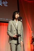 スピーチをする菅田将暉。
