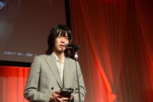 スピーチをする菅田将暉。