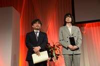 左から岸善幸、菅田将暉。