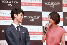 「歳取っちゃったね」としみじみつぶやく妻夫木聡（左）に「歳は重ねるもの」と話す竹内結子（右）。