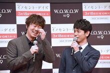 弁明する新井浩文（左）と妻夫木聡（右）。