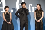 左から冨手麻妙、松坂桃李、真飛聖。