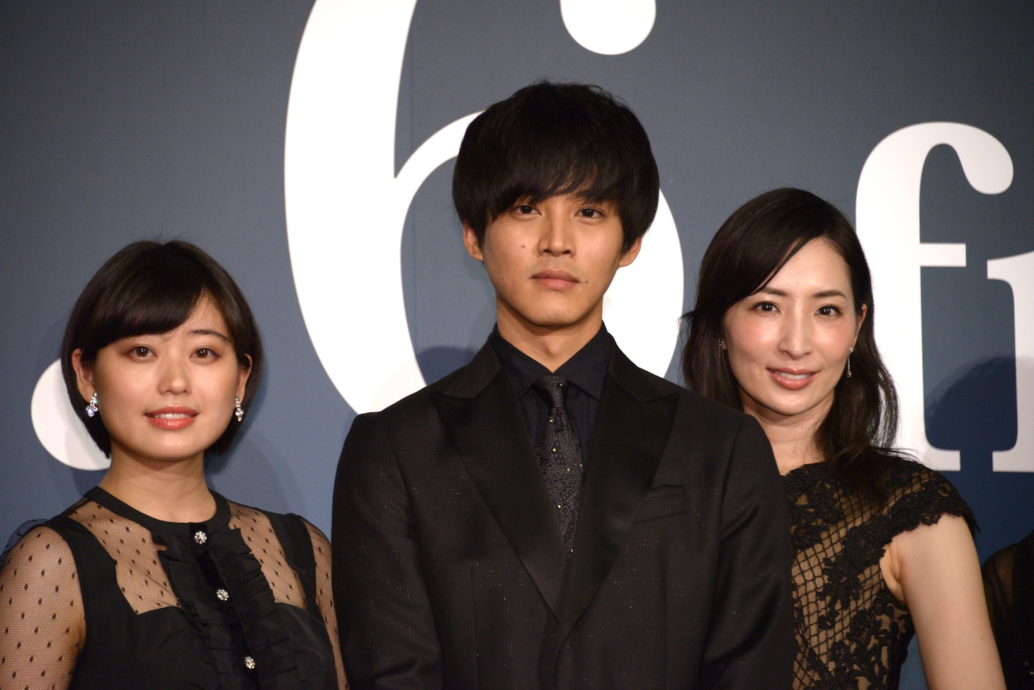 左から冨手麻妙、松坂桃李、真飛聖。