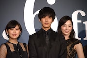 左から冨手麻妙、松坂桃李、真飛聖。