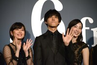 左から冨手麻妙、松坂桃李、真飛聖。