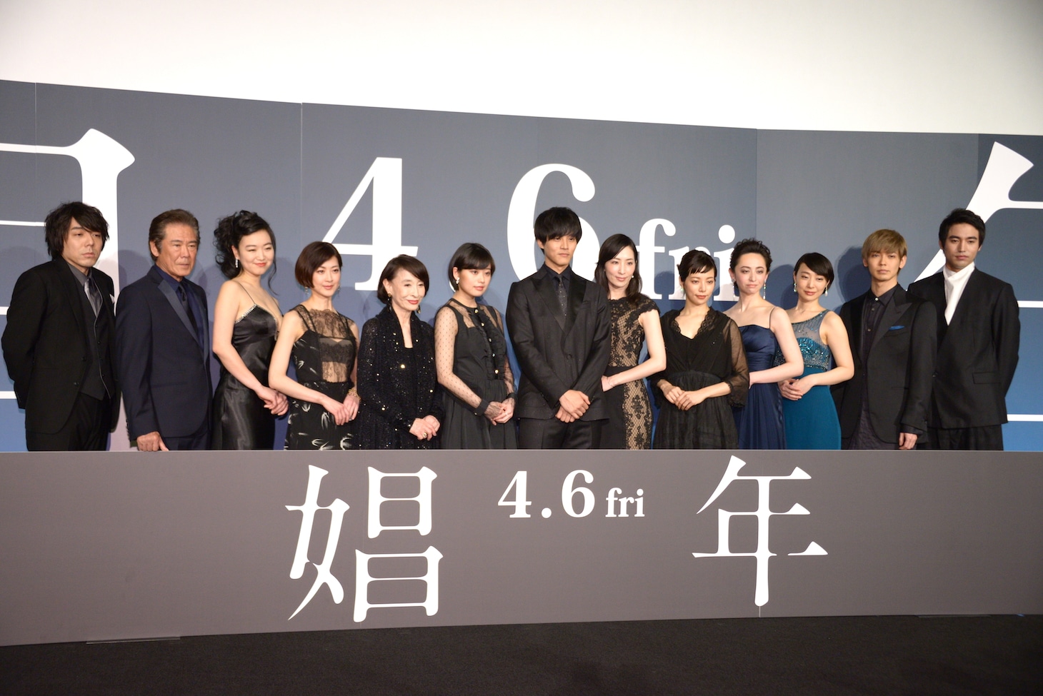 「娼年」完成披露舞台挨拶の様子。左から三浦大輔、西岡徳馬、佐々木心音、馬渕英里何、江波杏子、冨手麻妙、松坂桃李、真飛聖、桜井ユキ、荻野友里、大谷麻衣、猪塚健太、小柳友。