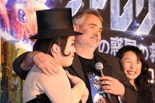 ゆりやんレトリィバァ（左）の肩を抱くリュック・ベッソン（右）。