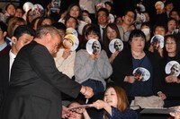 観客にサインをするリュック・ベッソン（左）。