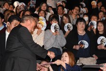 観客にサインをするリュック・ベッソン（左）。