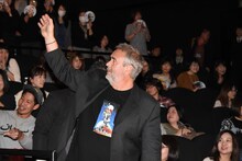 観客に手を振るリュック・ベッソン。