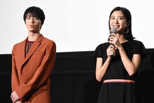 左から高杉真宙、黒島結菜。