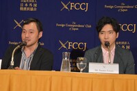 左から冨永昌敬、柄本佑。