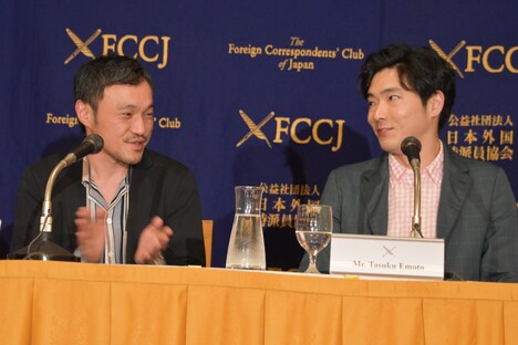 左から冨永昌敬、柄本佑。