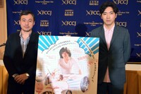 「素敵なダイナマイトスキャンダル」記者会見にて、左から冨永昌敬、柄本佑。