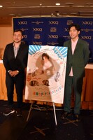 左から冨永昌敬、柄本佑。