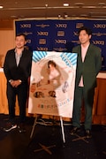 左から冨永昌敬、柄本佑。