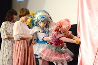 パネルを運ぶキュアエール、キュアアンジュ、キュアエトワールを見守る本泉莉奈（左）と引坂理絵（左から2番目）。