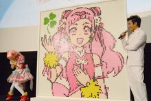 キャンディ1万粒で作られたモザイクアートと、北村一輝（右）の告白に恥ずかしがるキュアエール（左）。