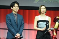 左から溝端淳平、米倉涼子。
