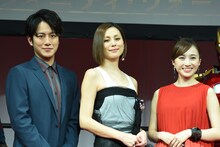 左から溝端淳平、米倉涼子、百田夏菜子。