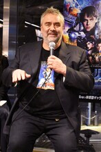 原作「ヴァレリアンとローレリーヌ」のイラストがプリントされたTシャツで登場したリュック・ベッソン。