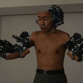 実写「いぬやしき」場面写真、機械の身体に驚く犬屋敷壱郎&暴走する獅子神皓