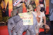 左からミニサイズのゾウ、“象使い”の男性。
