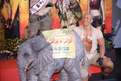 左からミニサイズのゾウ、“象使い”の男性。