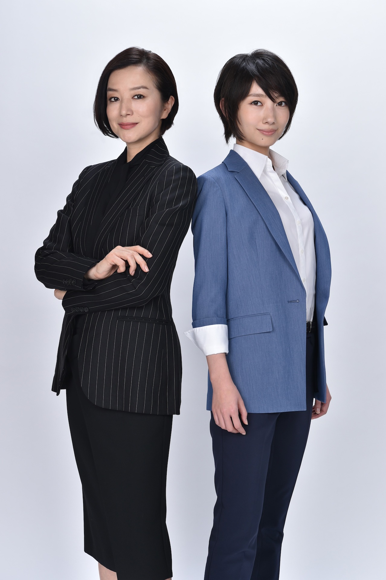 左から鳴海理沙役の鈴木京香、矢代朋役の波瑠。