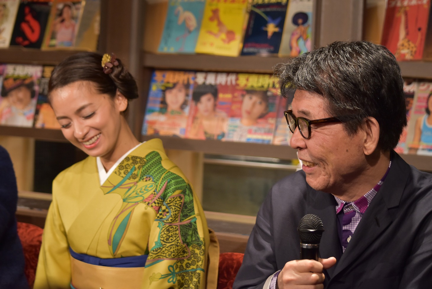 左から尾野真千子、末井昭。