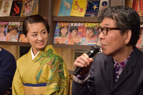 左から尾野真千子、末井昭。