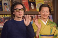 左から菊地成孔、尾野真千子。