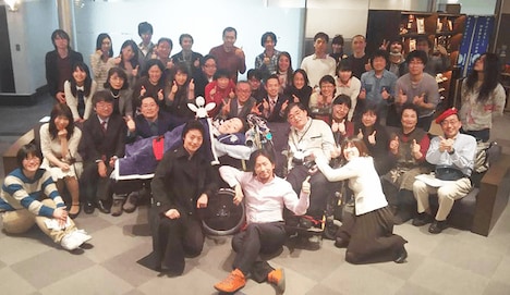 映画製作のきっかけとなった青年・番田雄太さんと分身ロボット（写真中央左）。