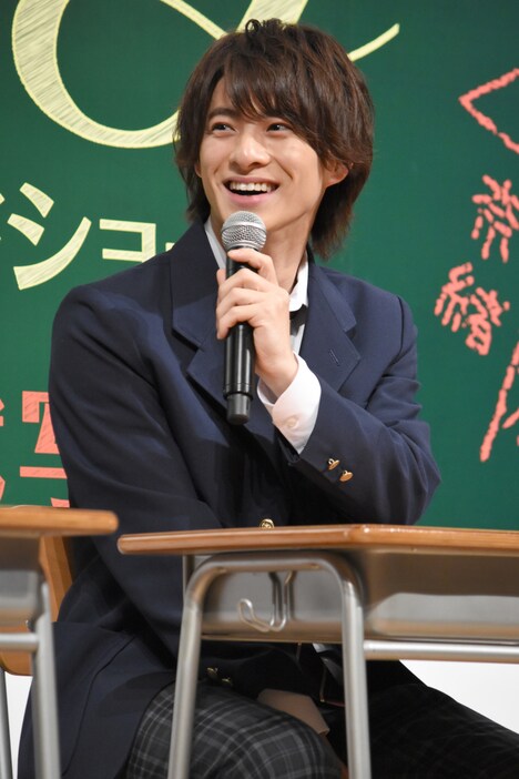 「気持ちはずっと鬼瀬！」と笑顔を見せる平野紫耀。