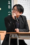 制服姿のキャストを見て「僕も学ラン着ればよかった」と話す神徳幸治。